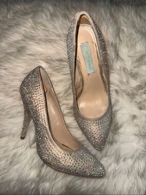 Vintage Betsey Johnson Iridescent Crystal Embellished Champagne Pumps size 8